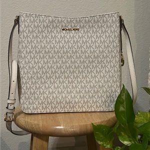 Michael Kors Jet Set Large Messenger Vanilla Bag.